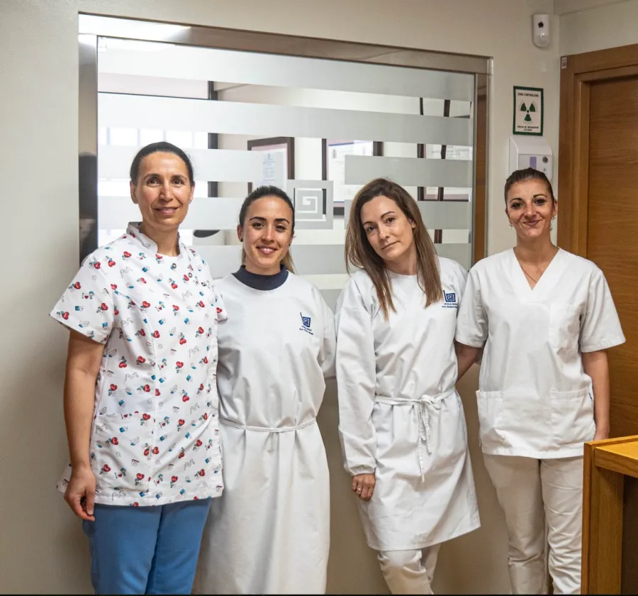 Equipo de odontólogas de la Clínica Dental Dra. Beatriz Gómez en sus instalaciones de Vigo