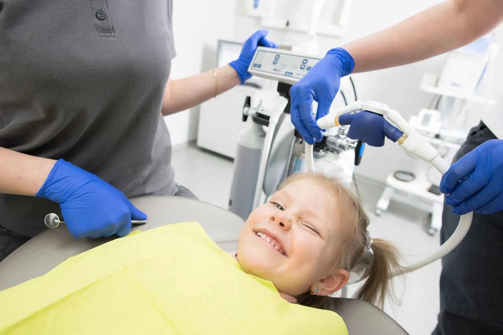 Niña tranquila y sonriente durante una revisión en la Clínica Dental Dra. Beatriz Gómez