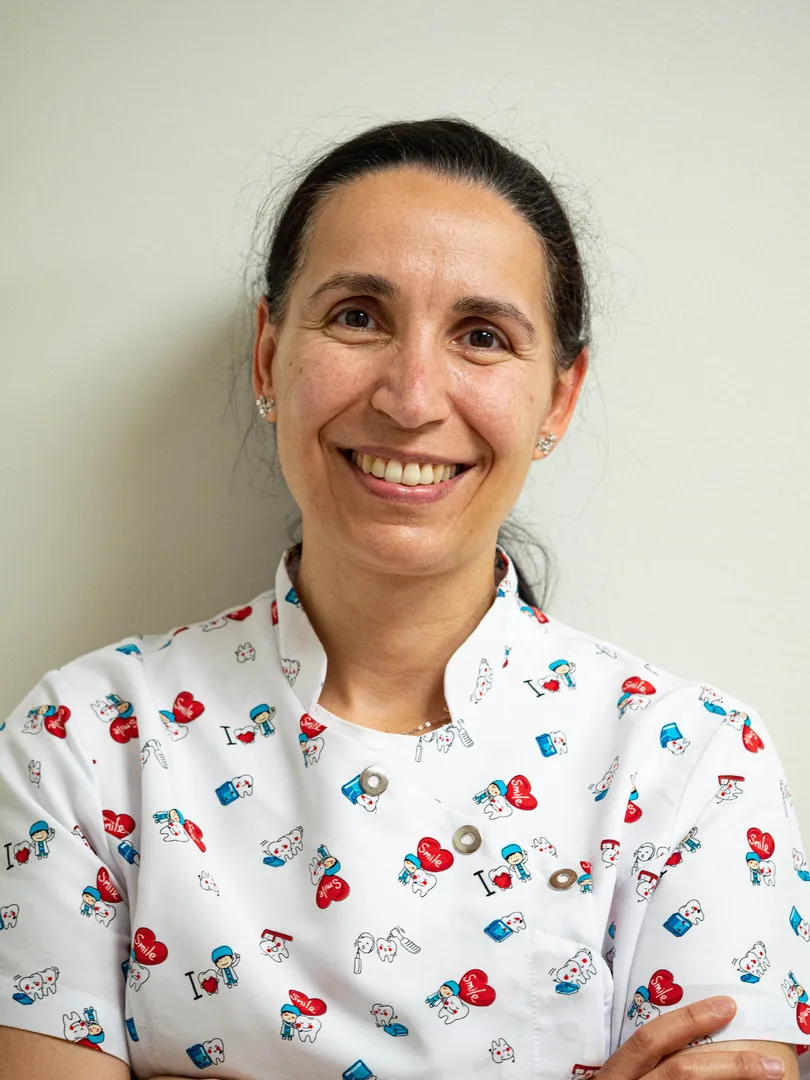 Odontóloga de la Clínica Dental Dra. Beatriz Gómez sonriendo en la consulta