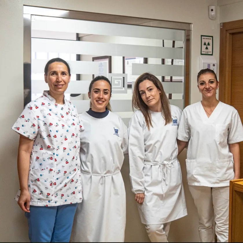 Equipo de la Clínica Dental Dra. Beatriz Gómez en sus instalaciones de Vigo